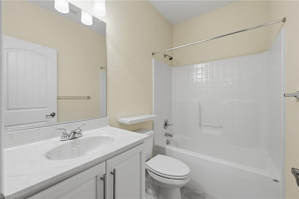 9501 N River Rd Property Photo 42