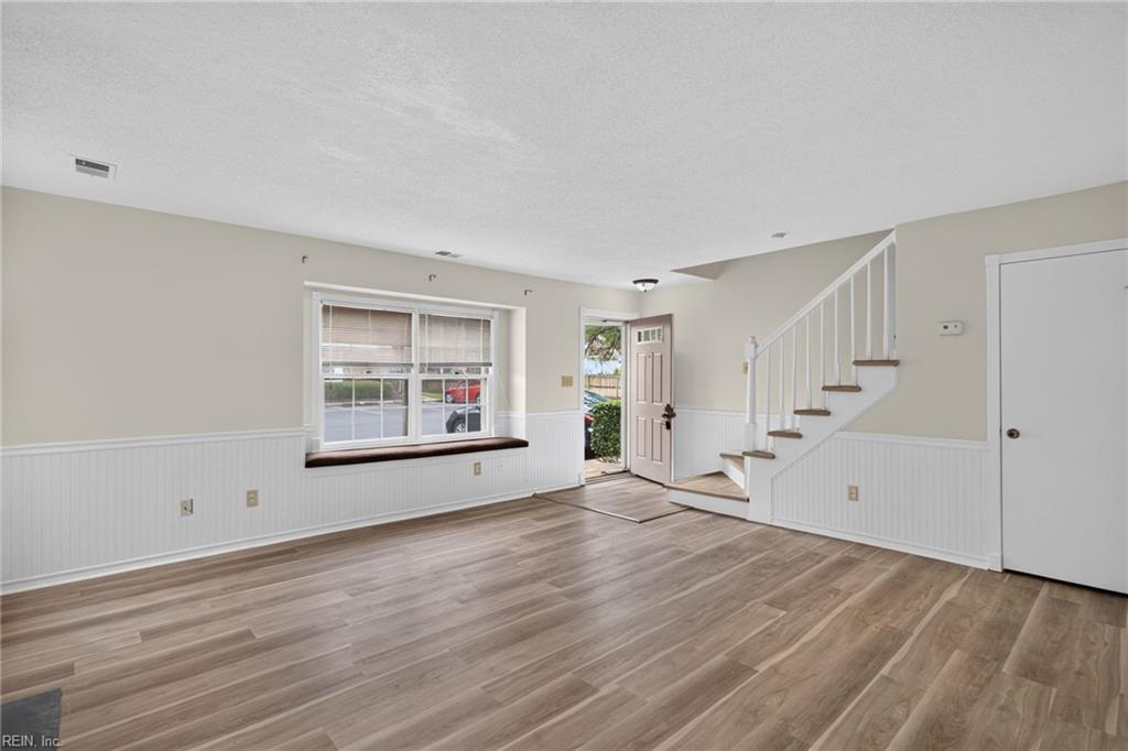 701 New River Ct Property Photo 3