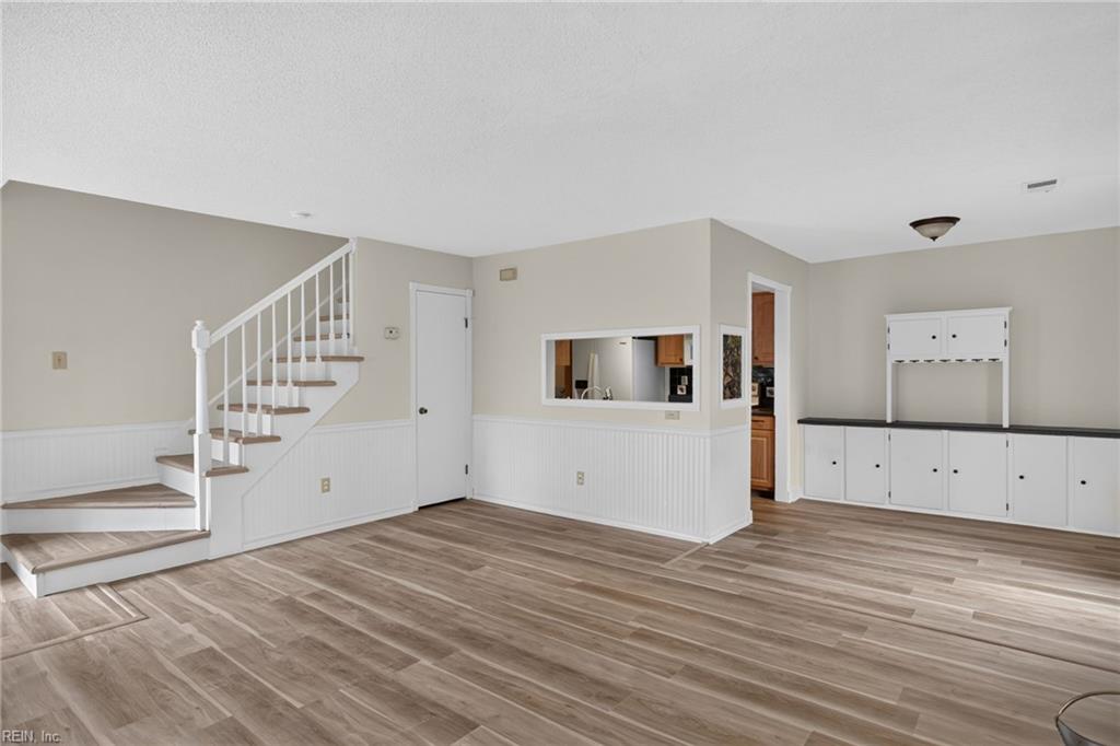 701 New River Ct Property Photo 4