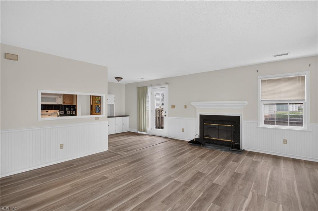 701 New River Ct Property Photo 5