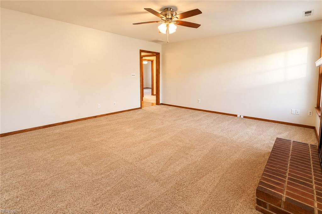 904 Barrington Ct Property Photo 3