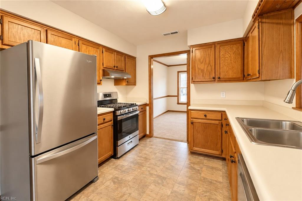 904 Barrington Ct Property Photo 7