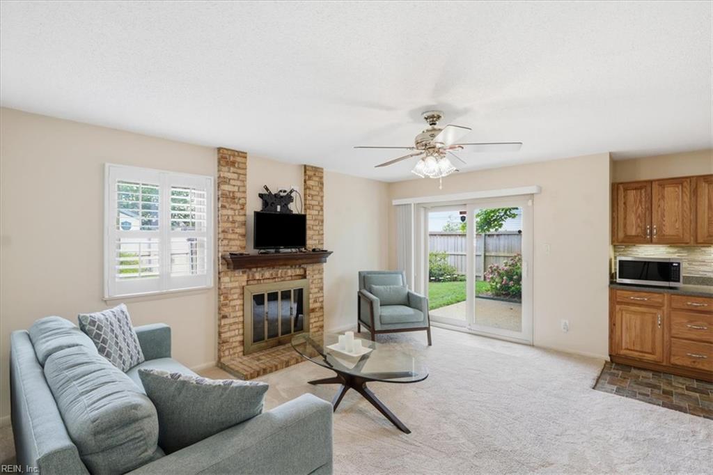 5204 Shorebreeze Ct Property Photo 3