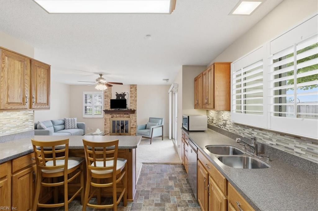5204 Shorebreeze Ct Property Photo 5