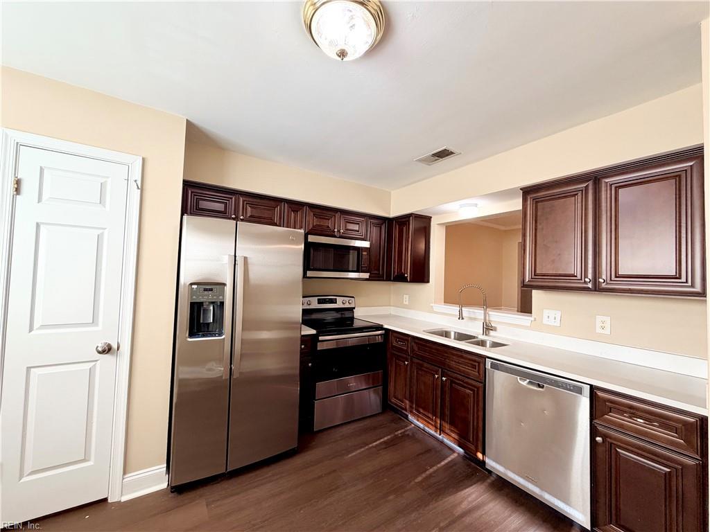 312 Seeman Ct Property Photo 6