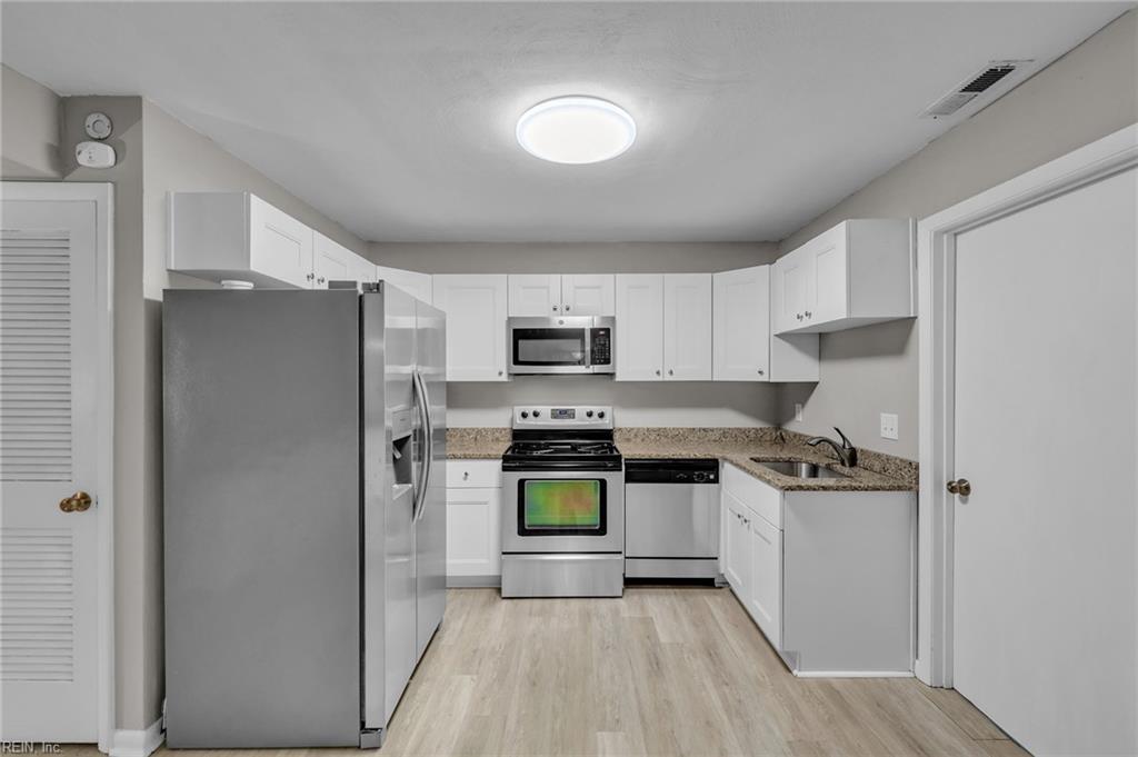978 Level Green Blvd Property Photo 4