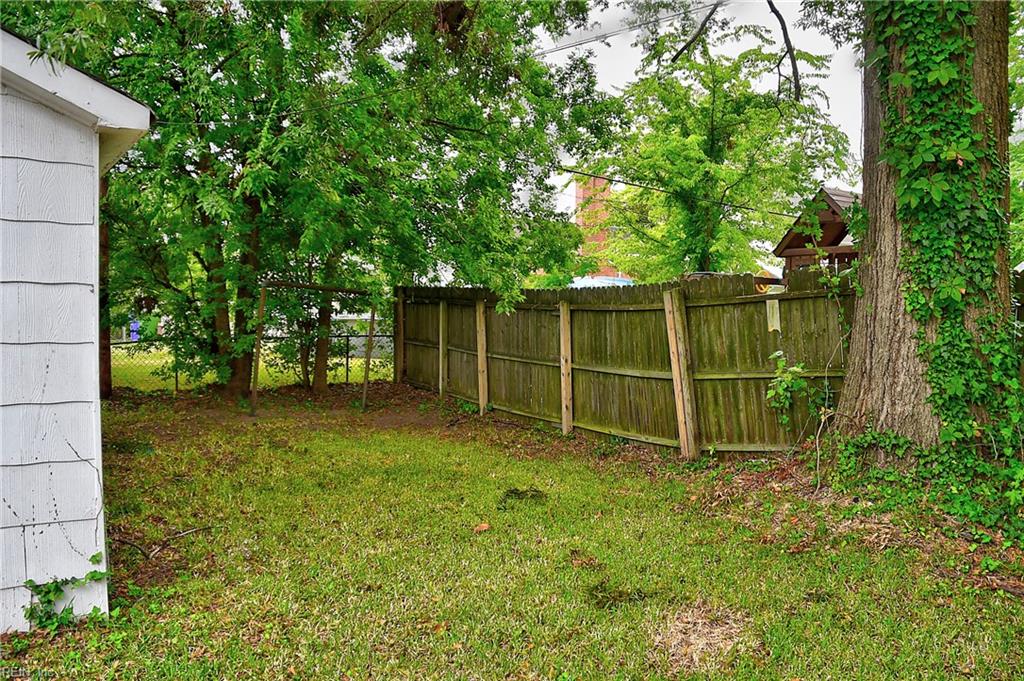 215 Forrest Ave Property Photo 24