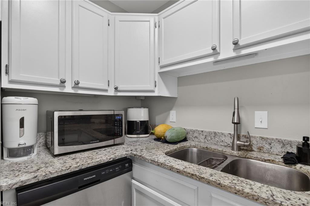 12757 Woodside Ln Property Photo 12