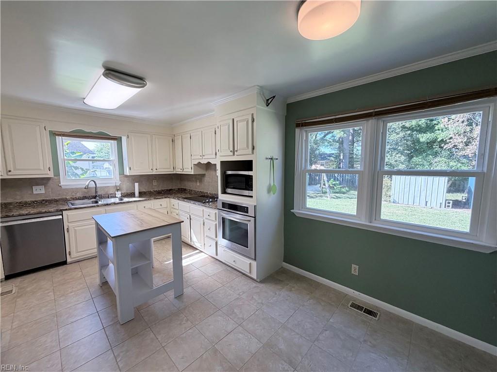 706 Berkshire Rd Property Photo 4