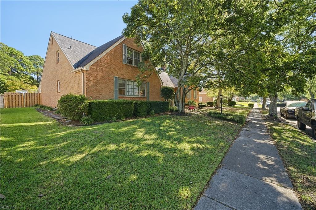 6820 Woodridge Dr Property Photo 2