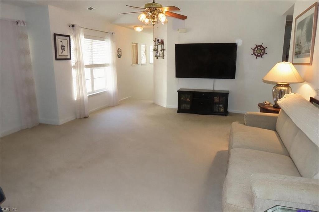 1102 Sawgrass Ln N Property Photo 9