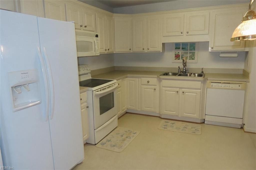 1102 Sawgrass Ln N Property Photo 14