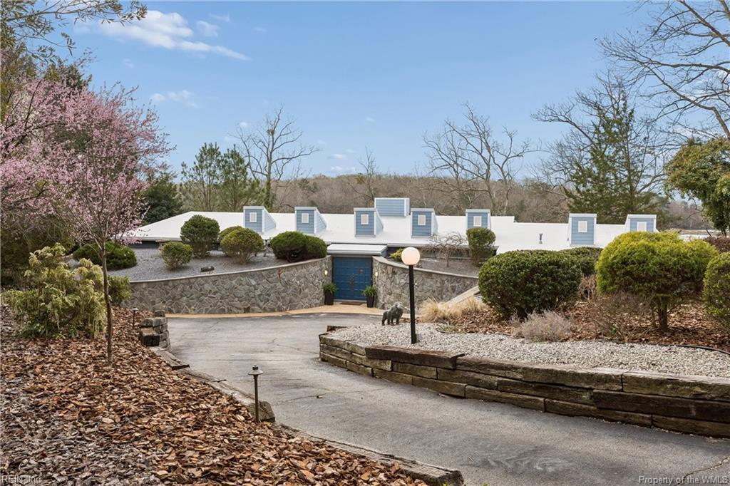 220 Southpoint Dr Property Photo 3