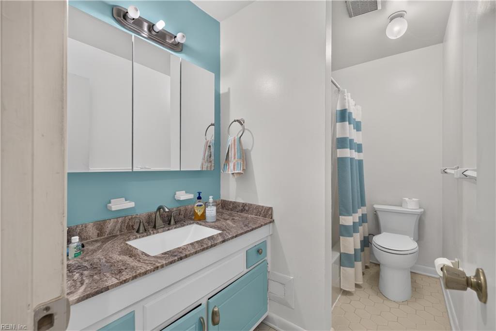 5027 Clairmont Court Property Photo 12