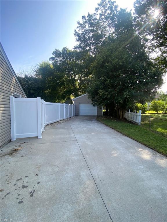 804 Romney Ln Property Photo 2