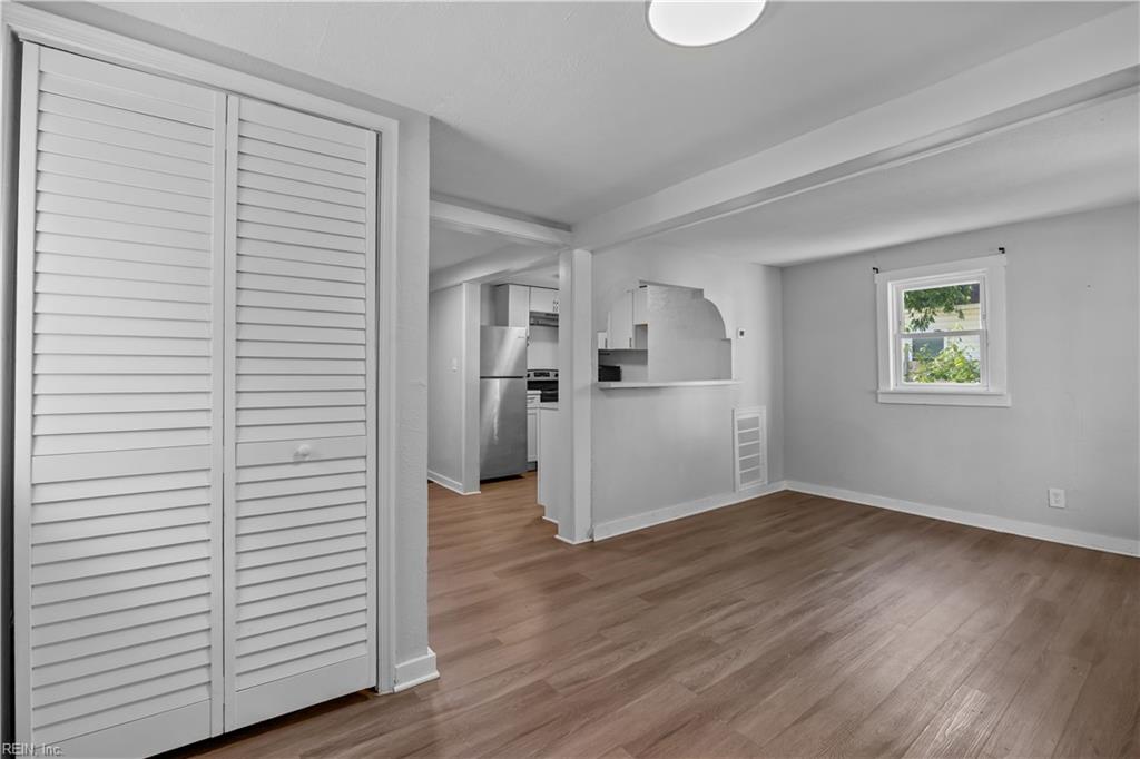 656 43rd St Property Photo 3
