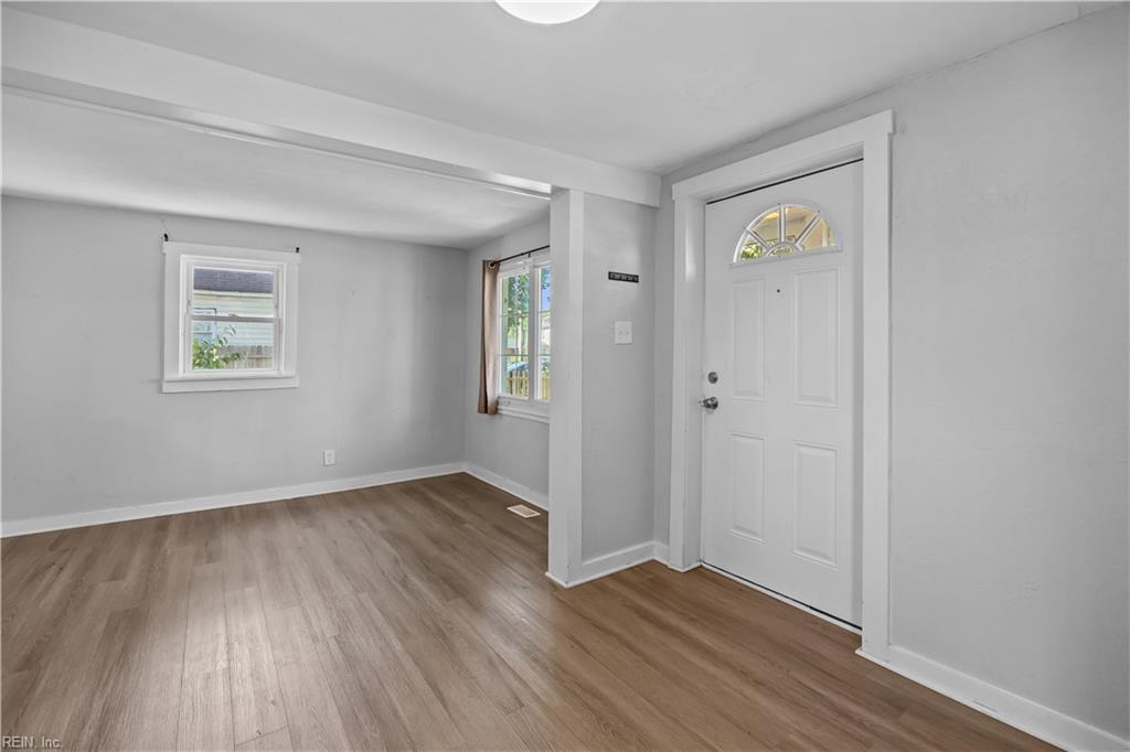 656 43rd St Property Photo 4
