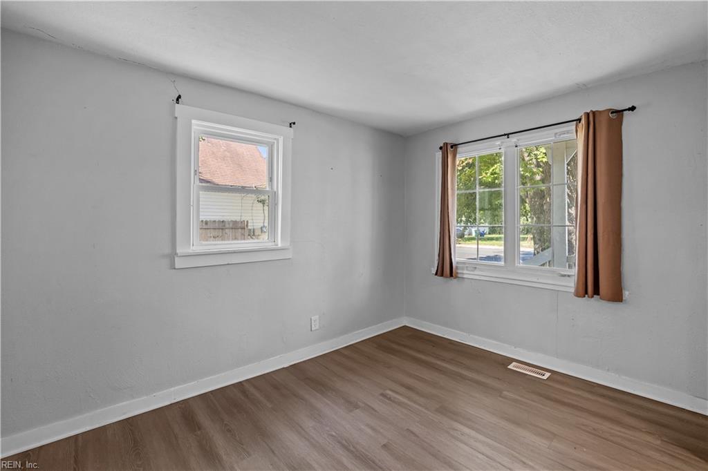 656 43rd St Property Photo 6