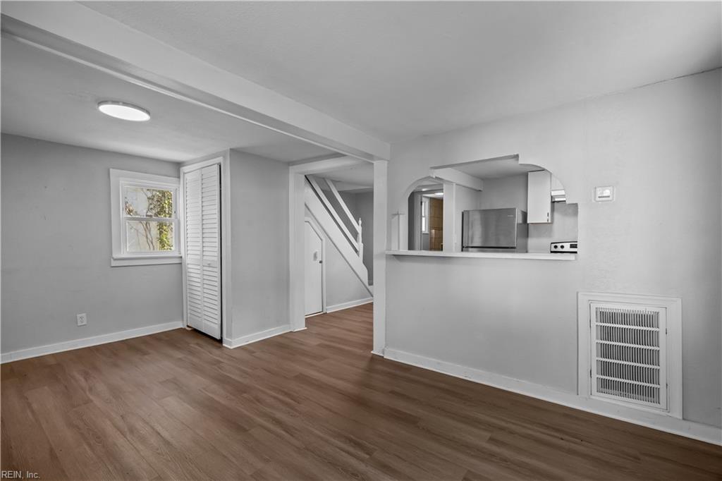 656 43rd St Property Photo 8