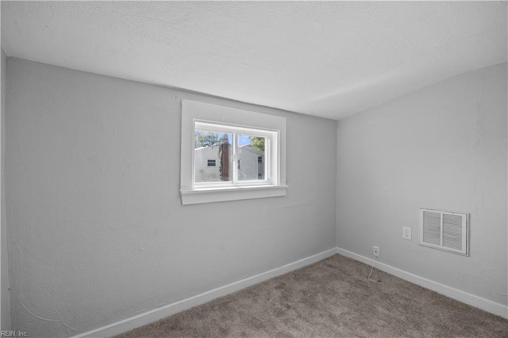 656 43rd St Property Photo 15