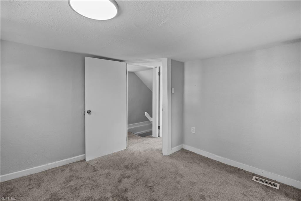 656 43rd St Property Photo 19