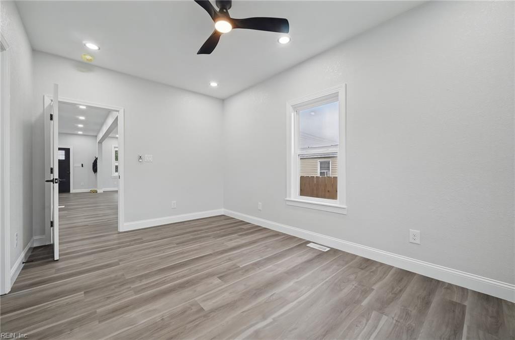 1136 35th St Property Photo 18