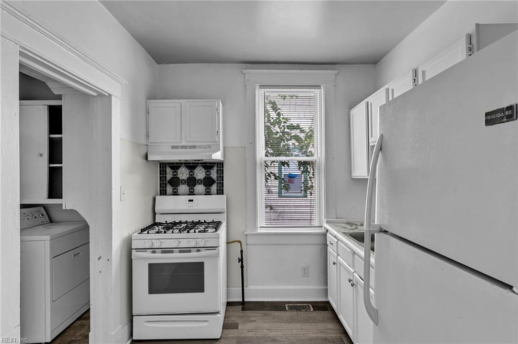 517 W 29th St Property Photo 12