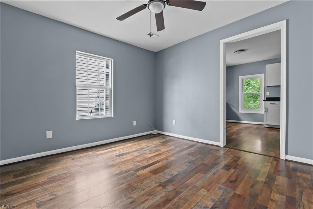 206 Oak St Property Photo 9