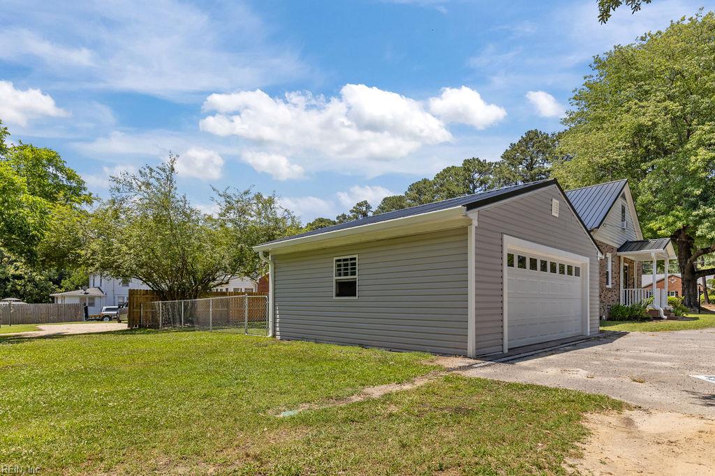 1317 Clay St Property Photo 4