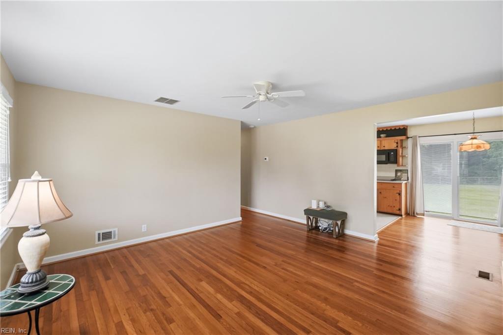 5445 Shadowwood Dr Property Photo 3