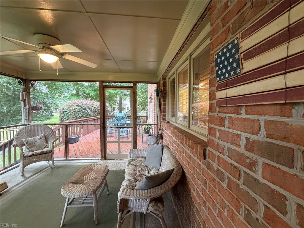 810 Hedgerow Ct Property Photo 5
