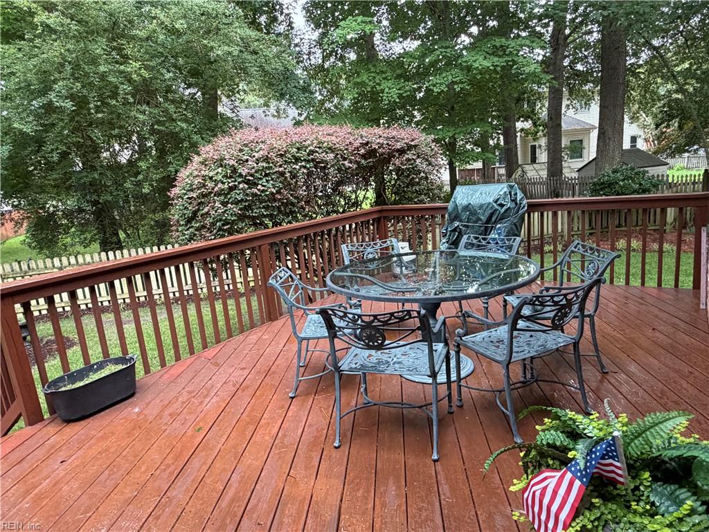 810 Hedgerow Ct Property Photo 6