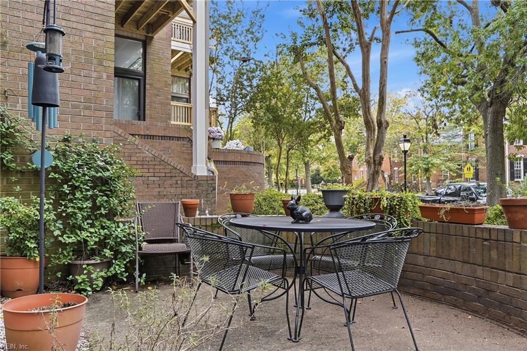 696 Mowbray Arch Property Photo 21