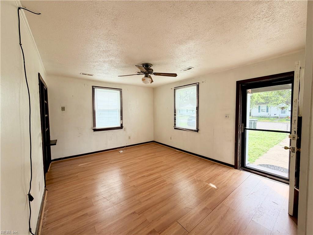 6 Crestwood Cir Property Photo 3
