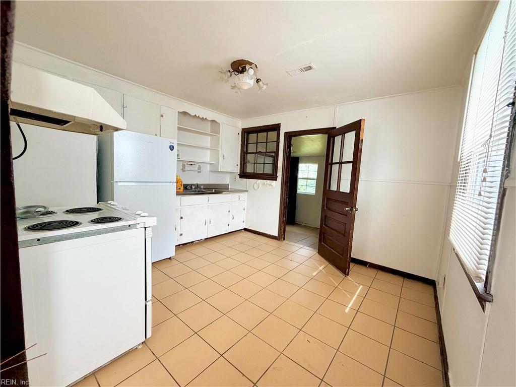 6 Crestwood Cir Property Photo 4