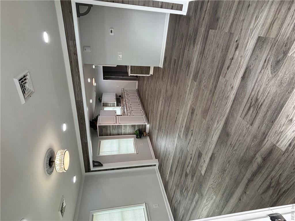 726 Bolling St Property Photo 3