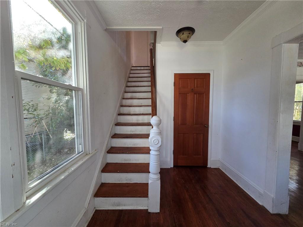 900 E Pembroke Ave Property Photo 2