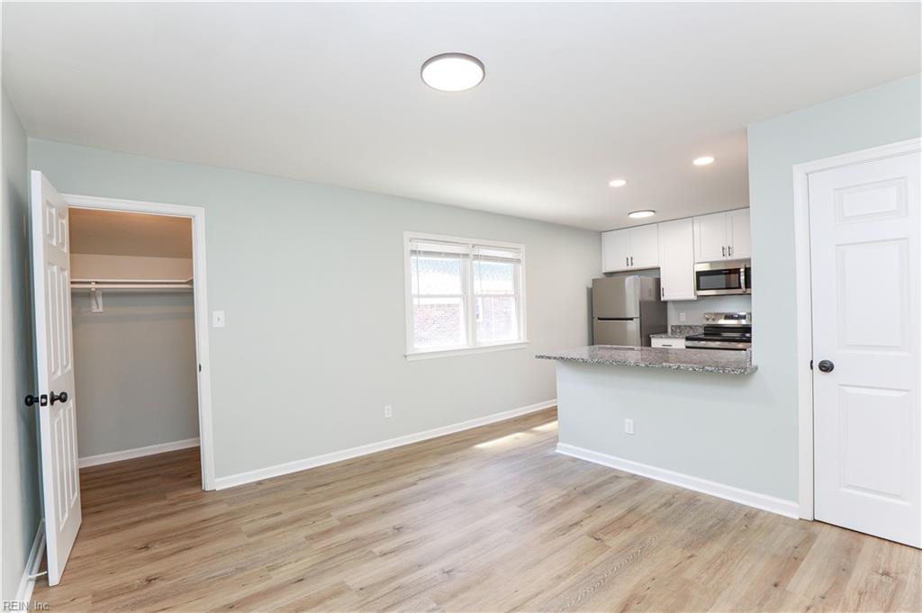 2709 Azalea Garden Rd Property Photo 3