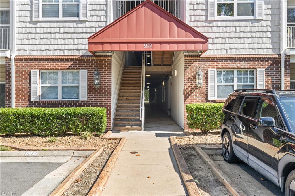 932 Southmoor Dr Property Photo 2