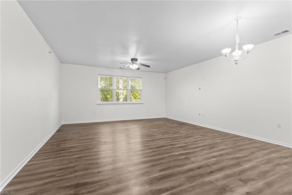 932 Southmoor Dr Property Photo 9