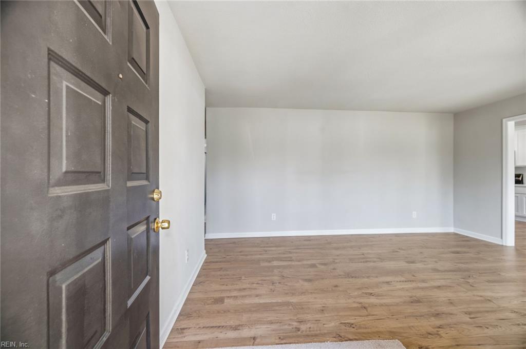 2504 Decathlon Cres Property Photo 2
