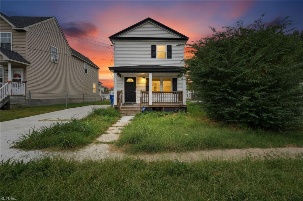 215 Oak ST Property Photo 1