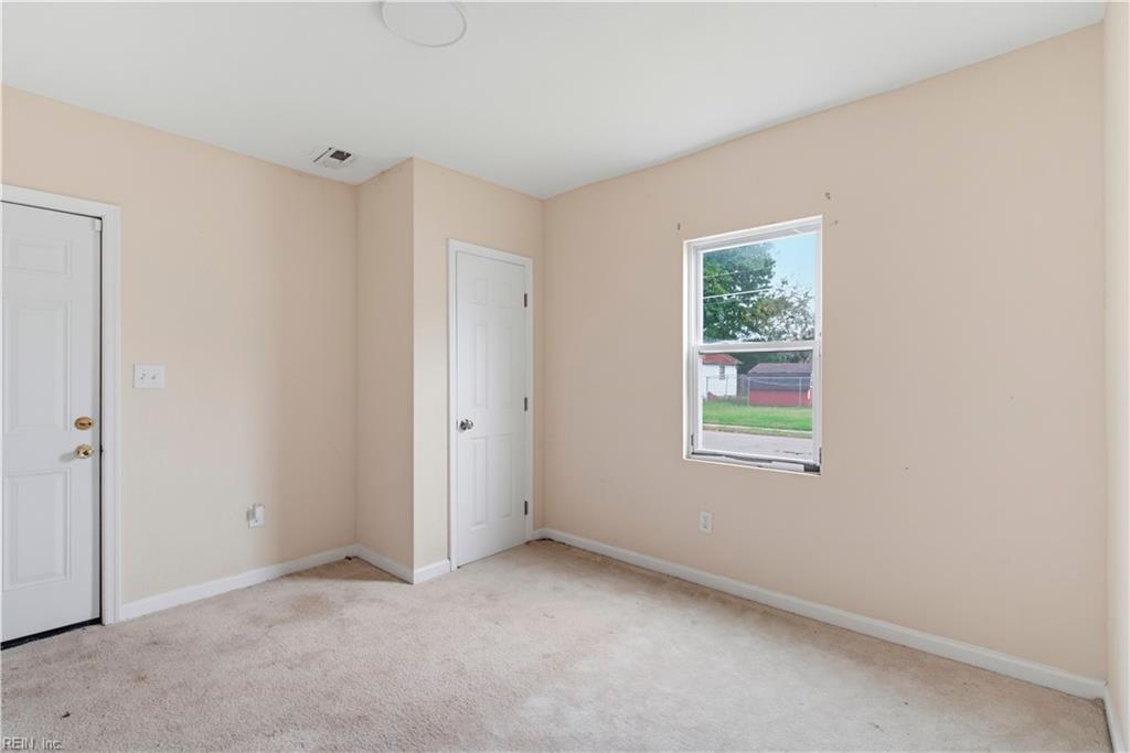 215 Oak St Property Photo 7