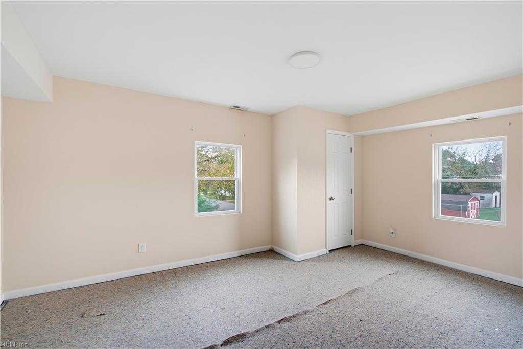 215 Oak St Property Photo 11