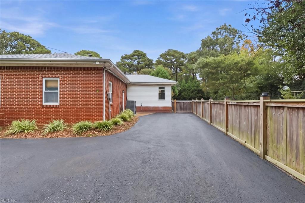 2016 Oak Leaf Ln Property Photo 3