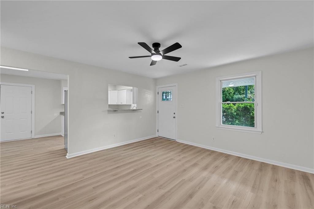 2931 Peronne Ave Property Photo 9