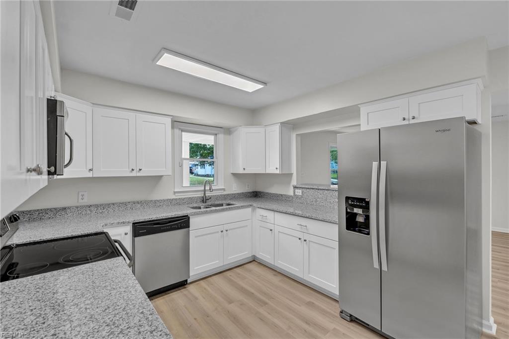 2931 Peronne Ave Property Photo 10