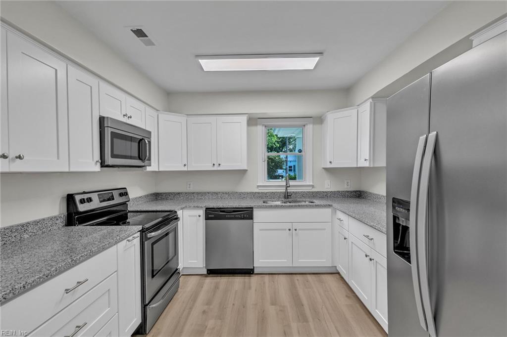 2931 Peronne Ave Property Photo 11