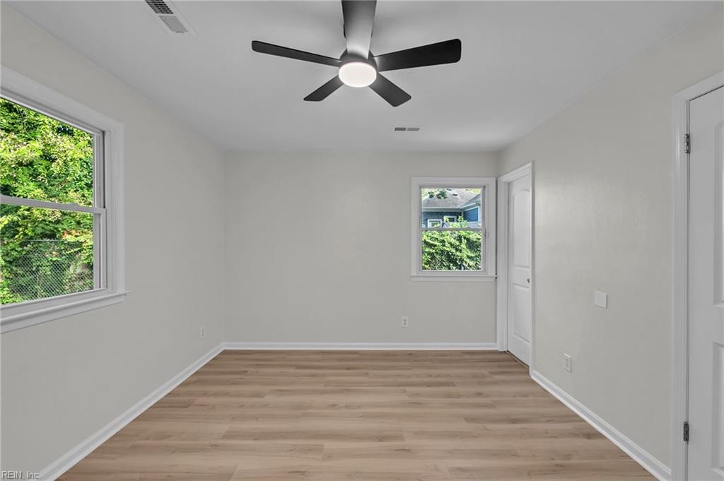 2931 Peronne Ave Property Photo 17