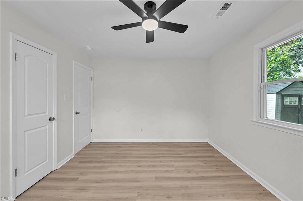2931 Peronne Ave Property Photo 18